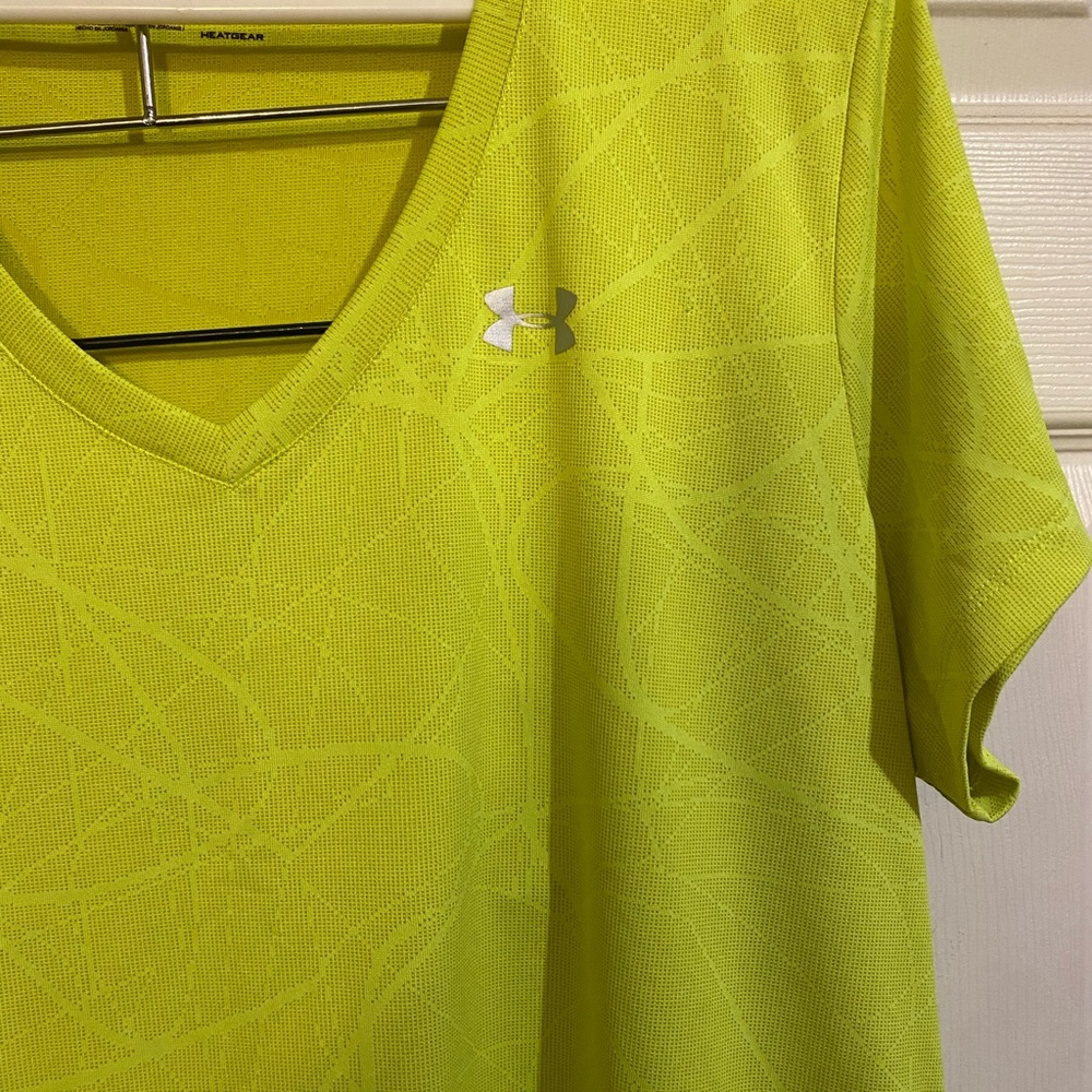 SOLD***3/$45***Under Armour NWOT HeatGear V-Neck Plus Size 2X